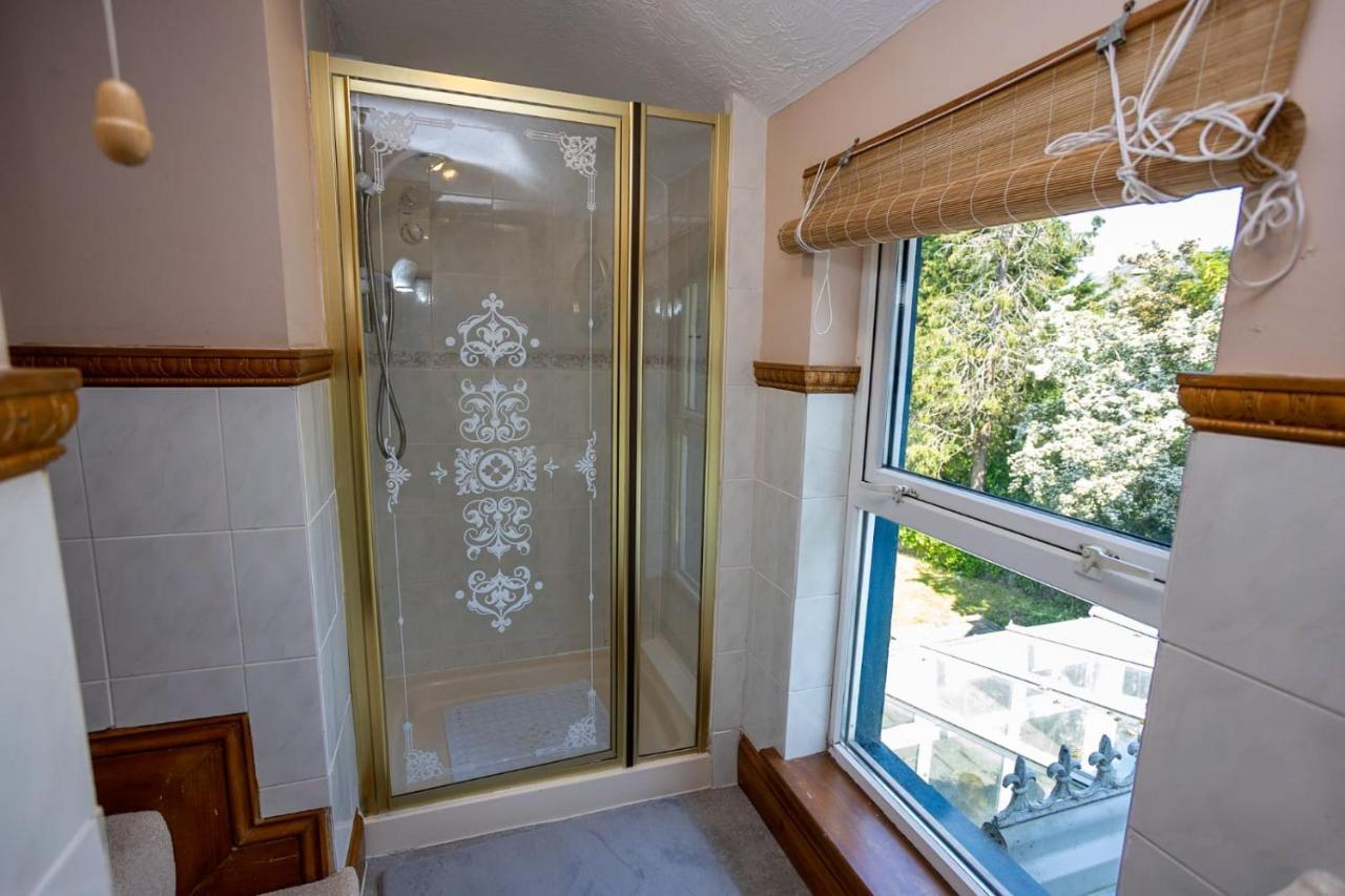 5 Bedroom With Indoor Pool Hébergement de vacances Tenby
