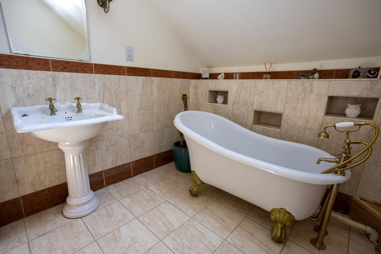 5 Bedroom With Indoor Pool Hébergement de vacances Tenby