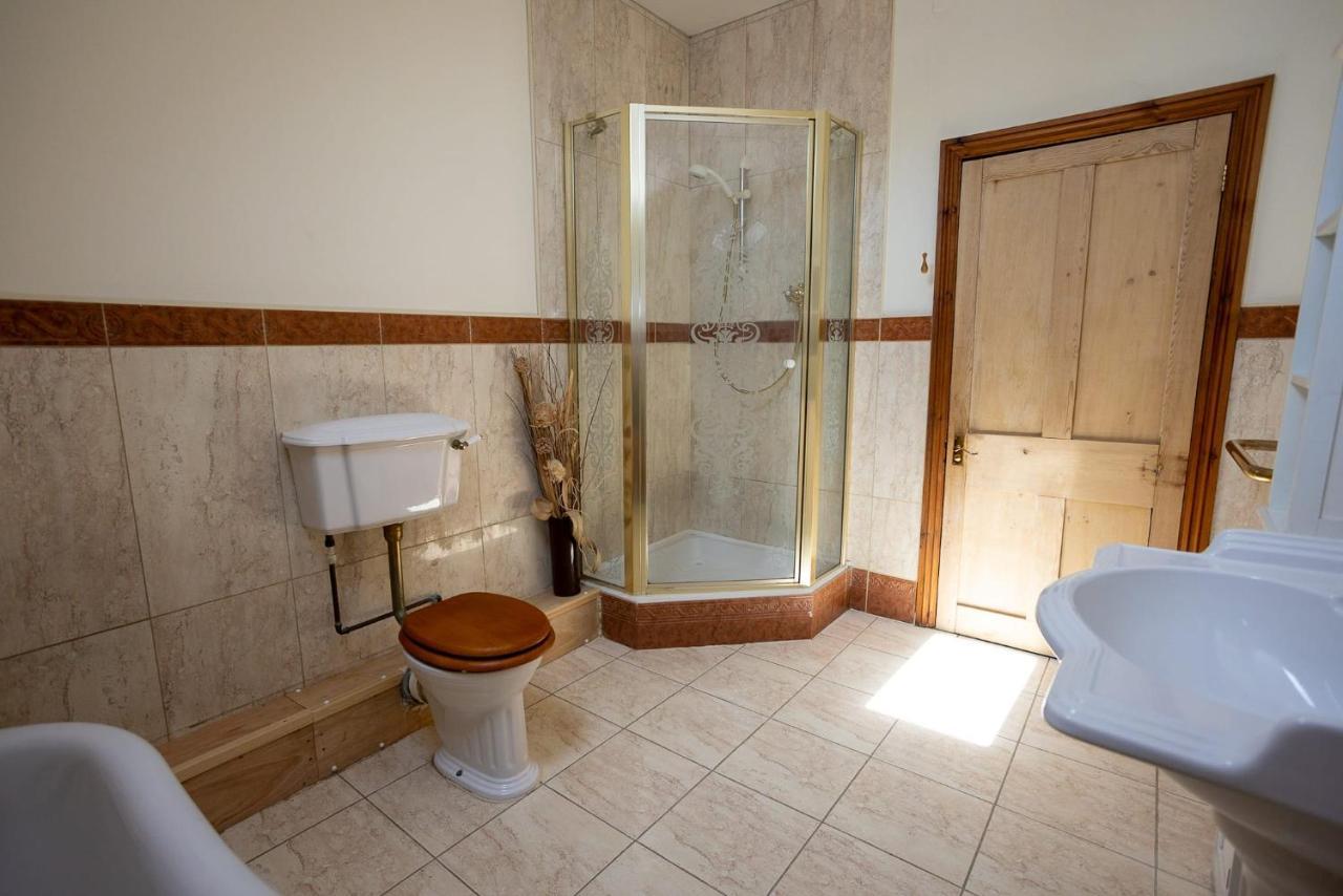 Hébergement de vacances 5 Bedroom With Indoor Pool *